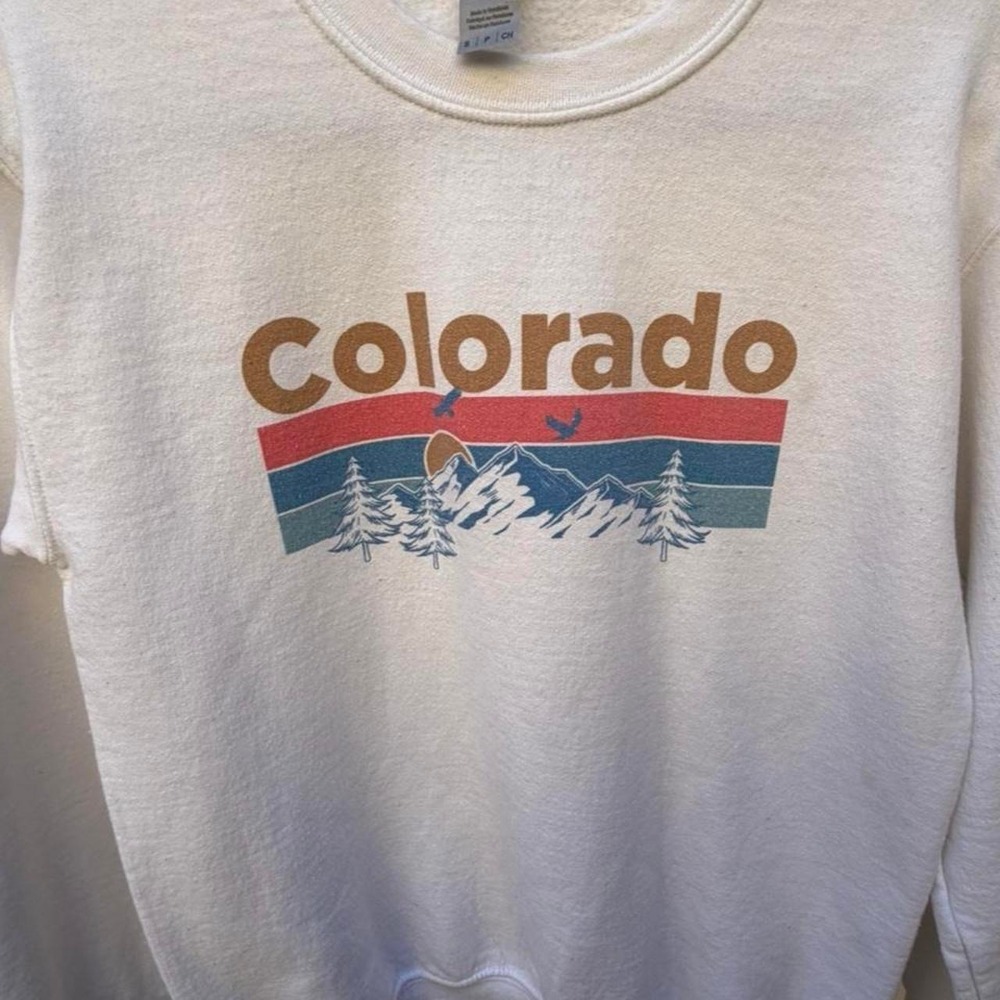 Gildan Colorado crewneck sweatshirt with mountain and tree graphic in size S